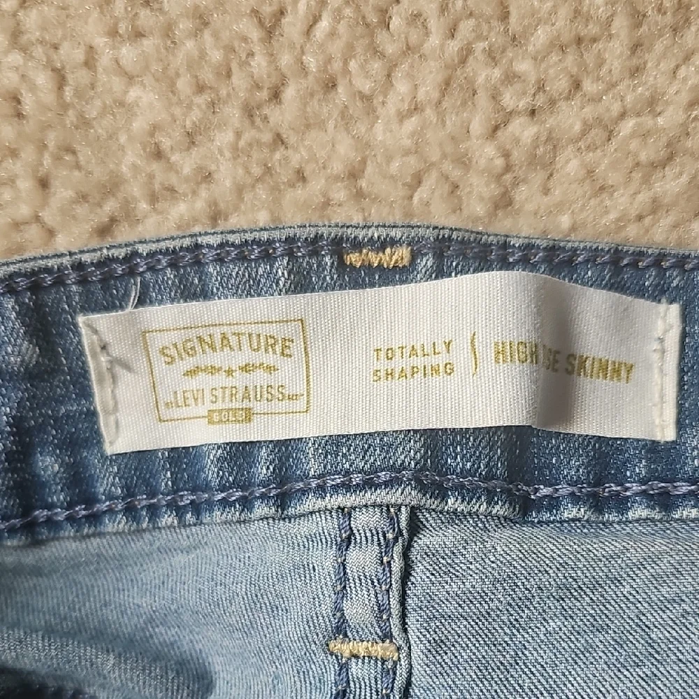 Signature by Levi Strauss Light Blue Women's Skinny Jeans - Picture 2 of 4